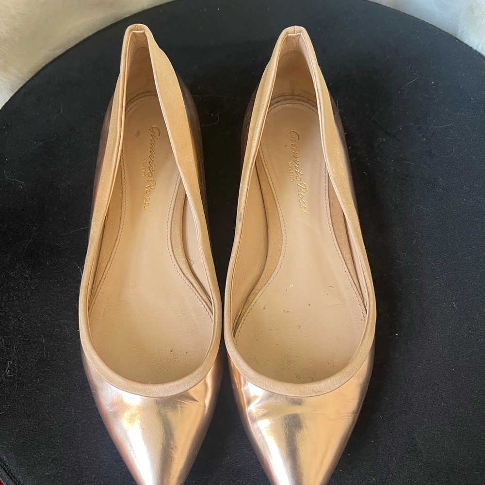 Gianvito Rossi Gold Flats Sleek Design Metallic Finish